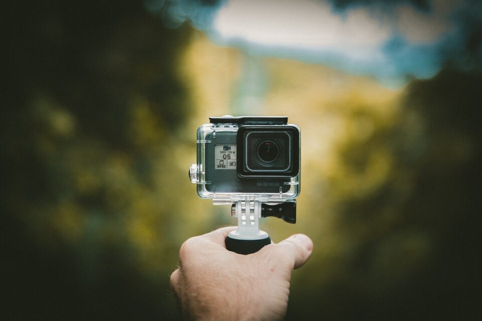Action Cam, guida alla scelta 2 Scegli la action cam ideale valutando risoluzione video, stabilizzazione, dimensioni, batteria e funzionalità extra per avventure perfette