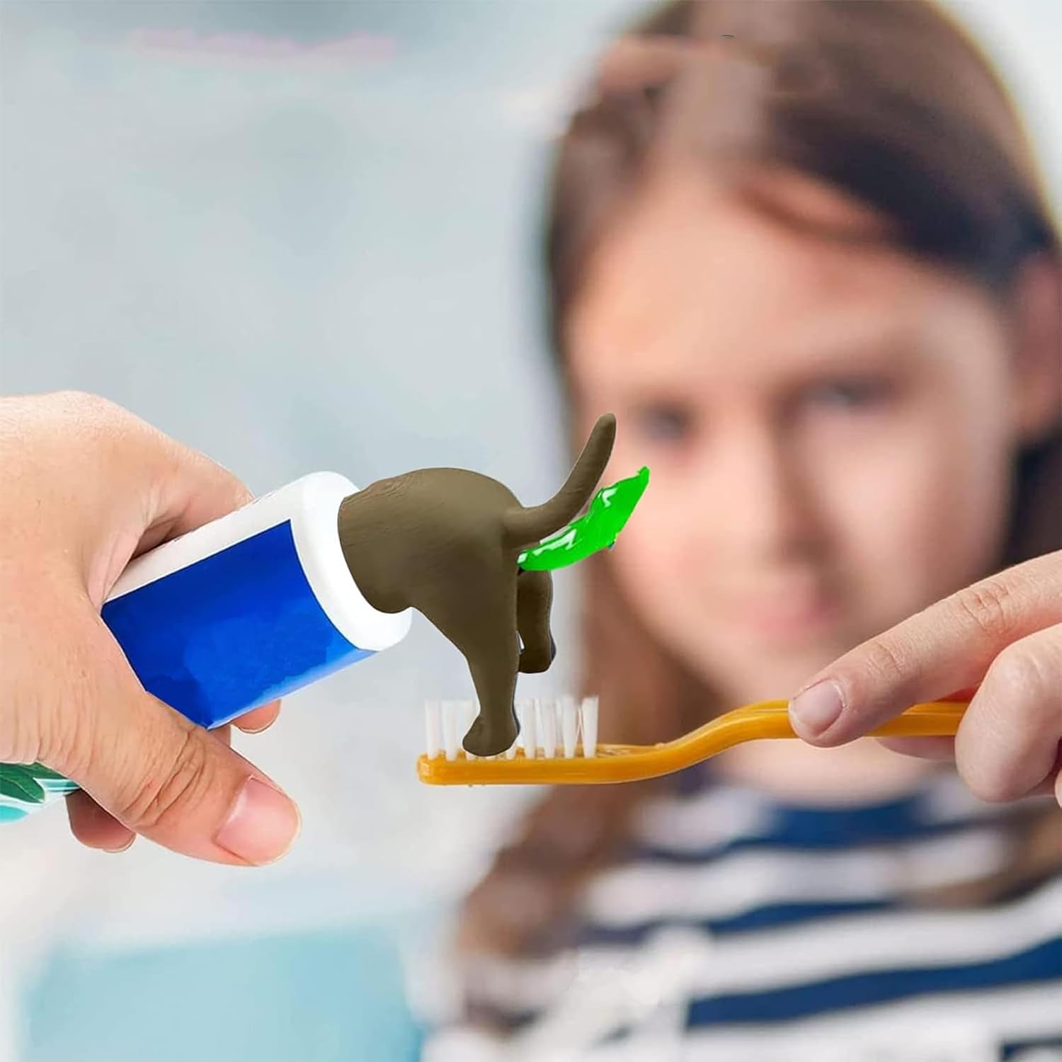 Gli oggetti inutili su Amazon (ma divertenti) – La Selezione Terrificante del 2025 22 Tappo per dentifricio umoristico a forma di sedere di cane carlino che dispensa dentifricio su uno spazzolino