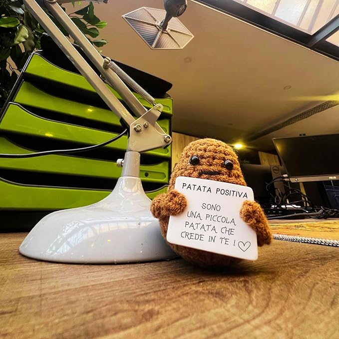 Gli oggetti inutili su Amazon (ma divertenti) – La Selezione Terrificante del 2025 37 Piccolo peluche a forma di patata sorridente (o escremento stilizzato) con un cartellino con una frase motivazionale - oggetti inutili su Amazon